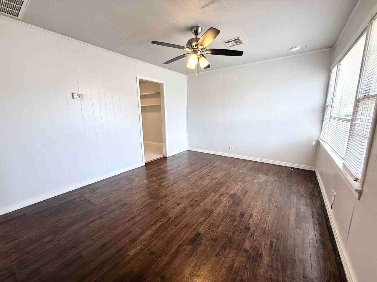 5209 N Mueller Ave - Photo 2 of 10