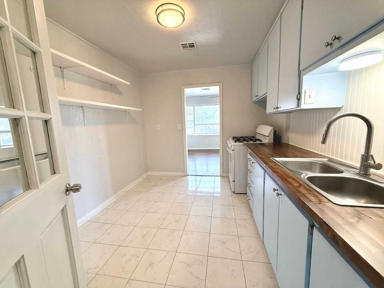 5209 N Mueller Ave - Photo 4 of 10