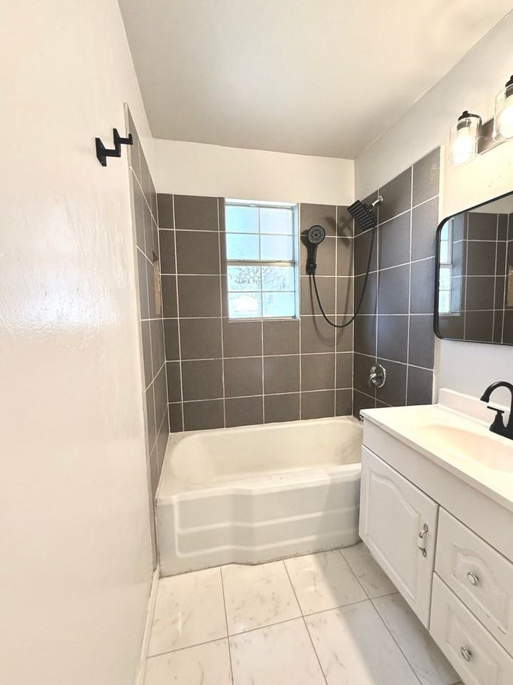 5209 N Mueller Ave - Photo 7 of 10