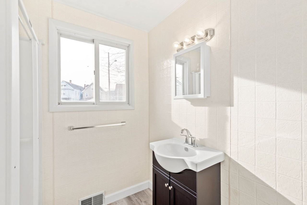 1627 Merchant St - Photo 2 of 24