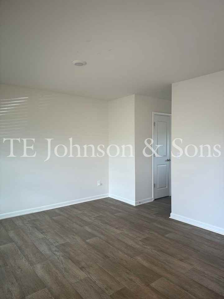 304 Ovada Ave - Photo 4 of 24