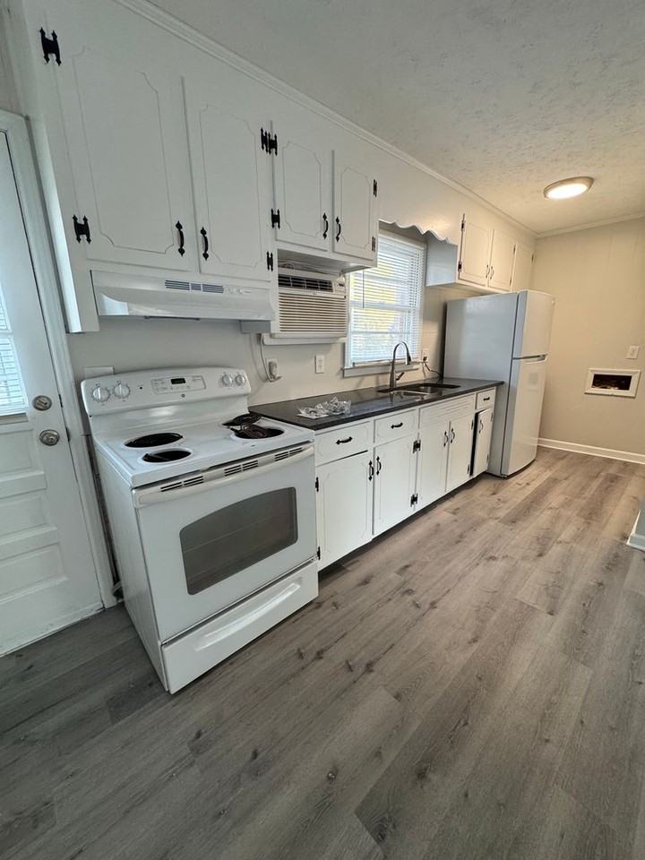 301 Mcleod St - Photo 4 of 11