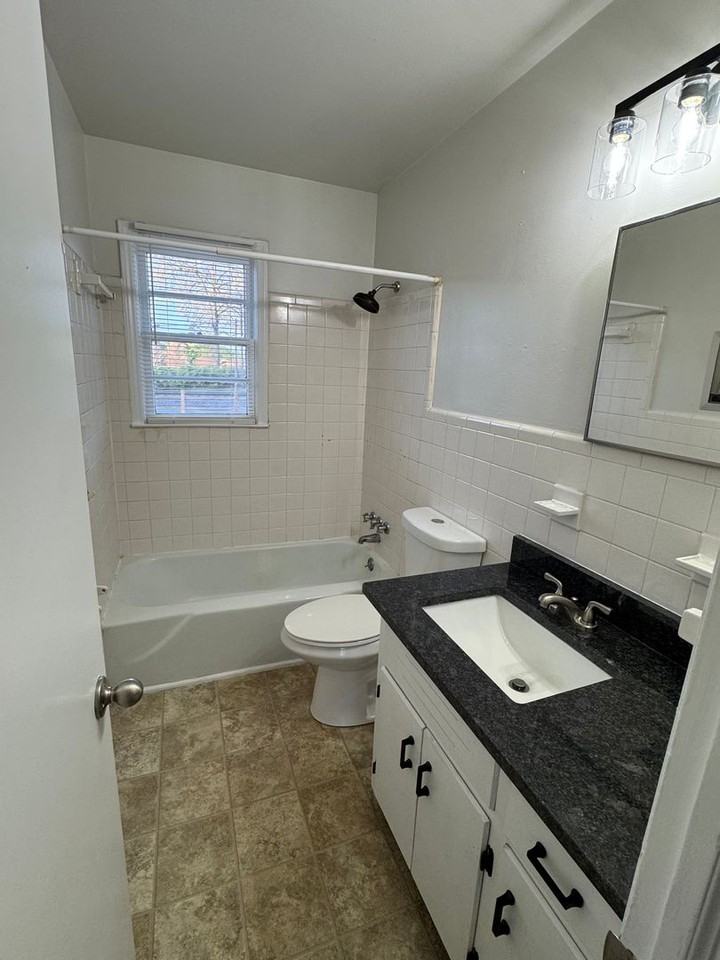 301 Mcleod St - Photo 6 of 11