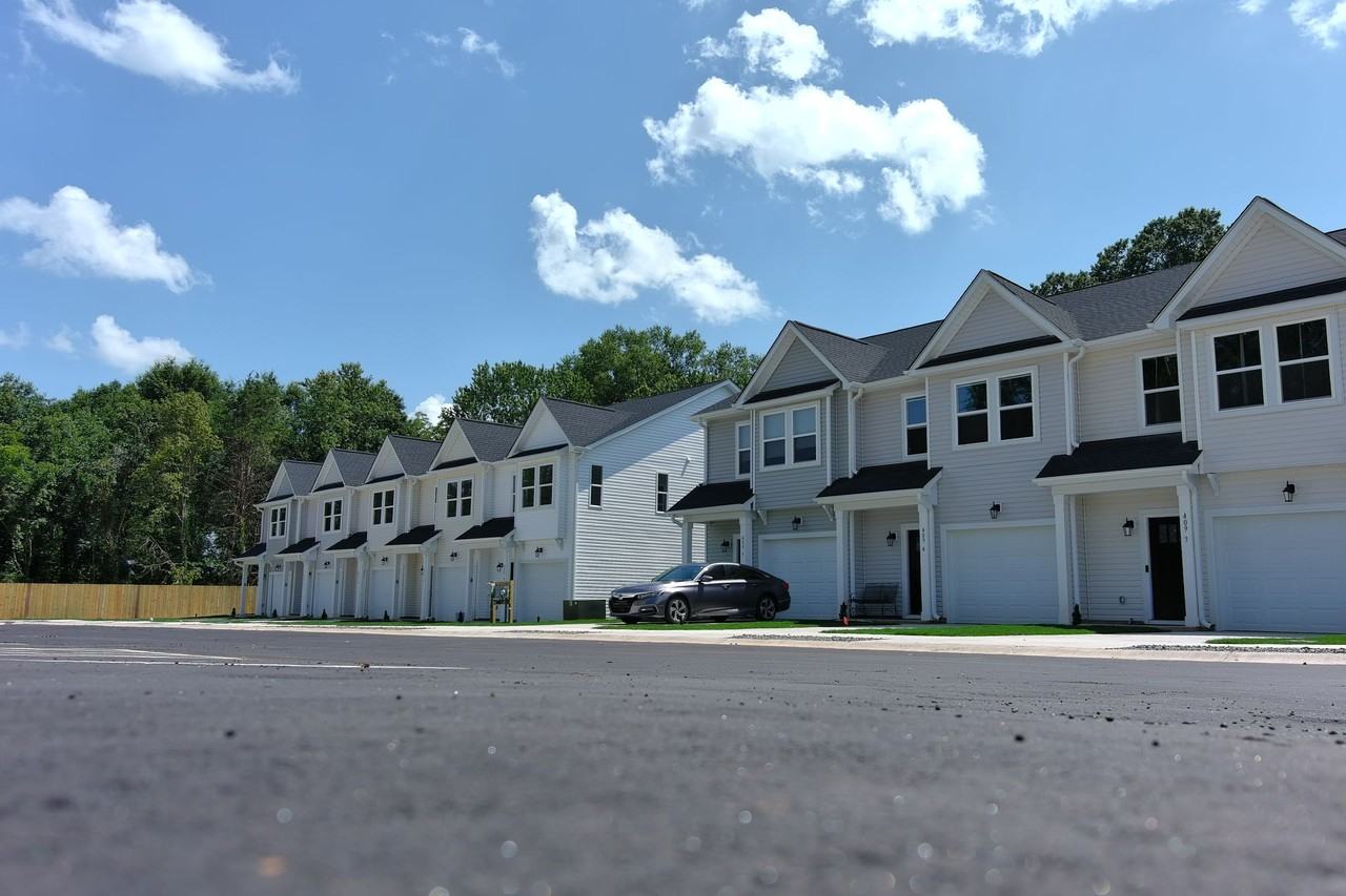 Modern Townhome for Rent – Modern Living at Its Best! - Photo 2 of 2