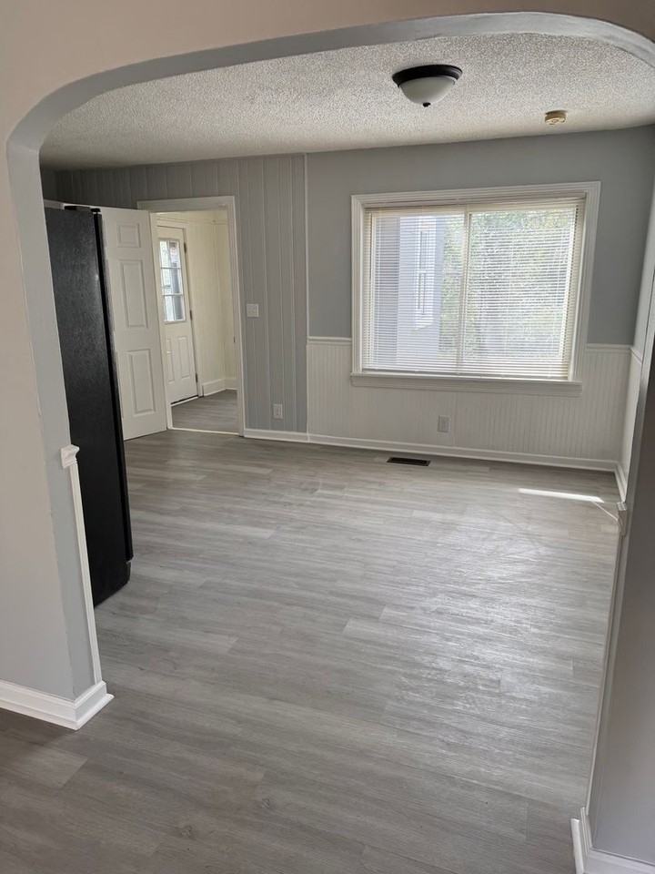 509 42nd St - Photo 2 of 9