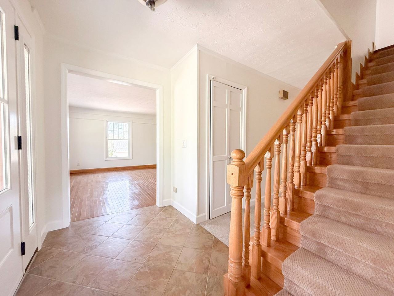 712 E Whitehall Rd - Photo 2 of 46