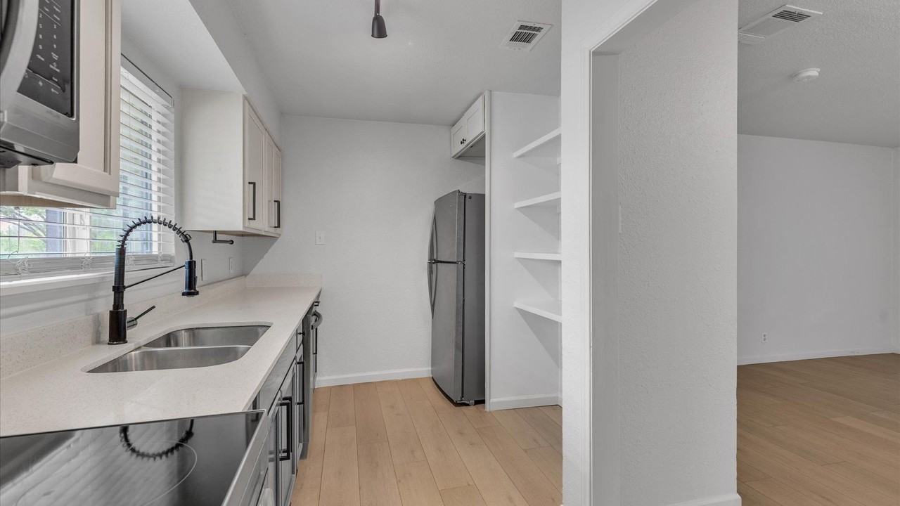 258 Antrim Dr - Photo 5 of 21