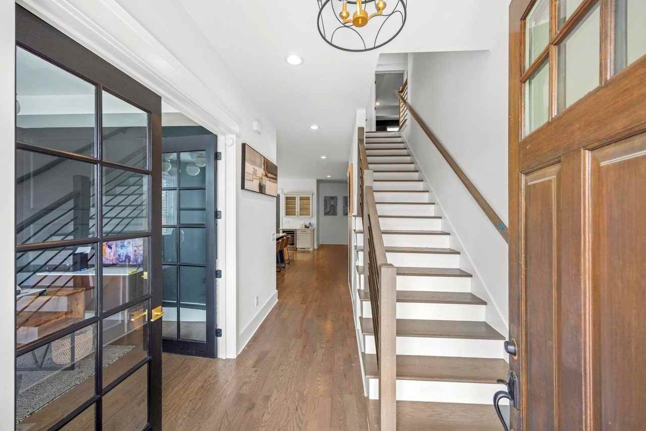 924 Jackson St - Photo 4 of 22