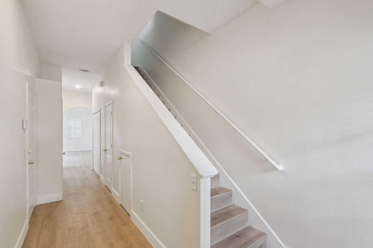 2704 E Central Blvd - Photo 3 of 21