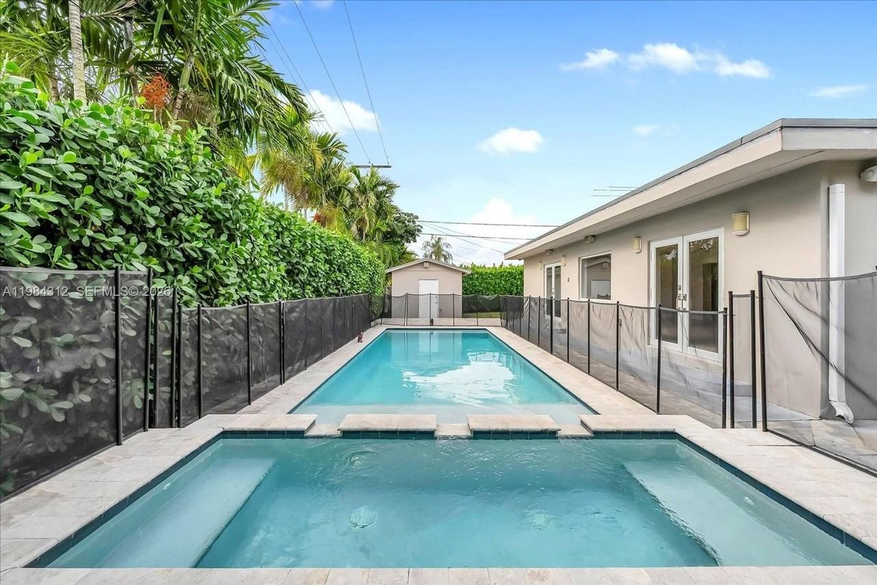 10330 Sw 51st St - Photo 3 of 24