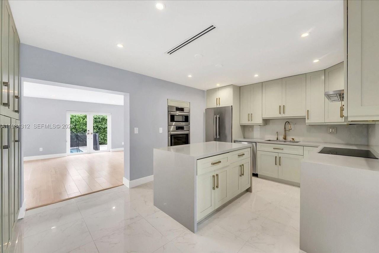 10330 Sw 51st St - Photo 5 of 24