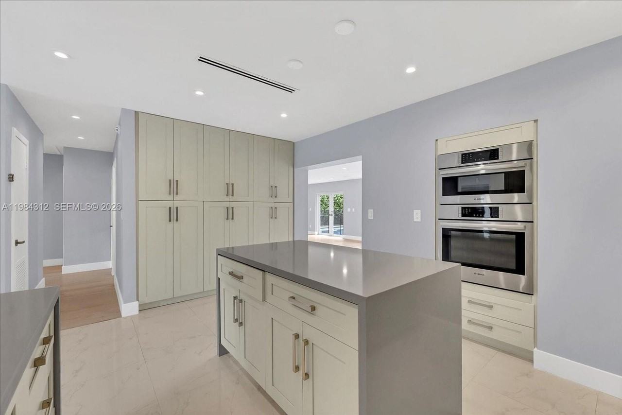 10330 Sw 51st St - Photo 6 of 24