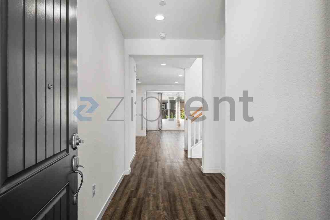 136 Willowrun Way - Photo 5 of 42