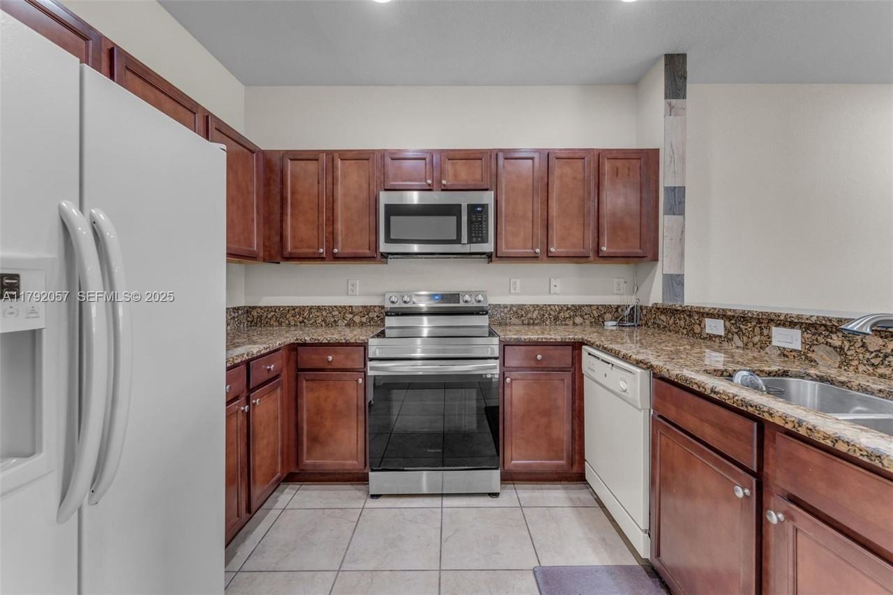 11319 Southwest 238th Street - Photo 4 of 37