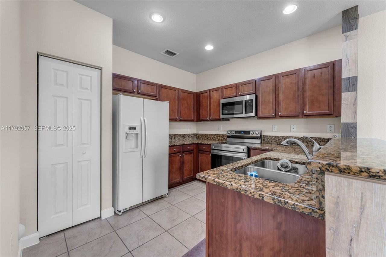 11319 Southwest 238th Street - Photo 6 of 37