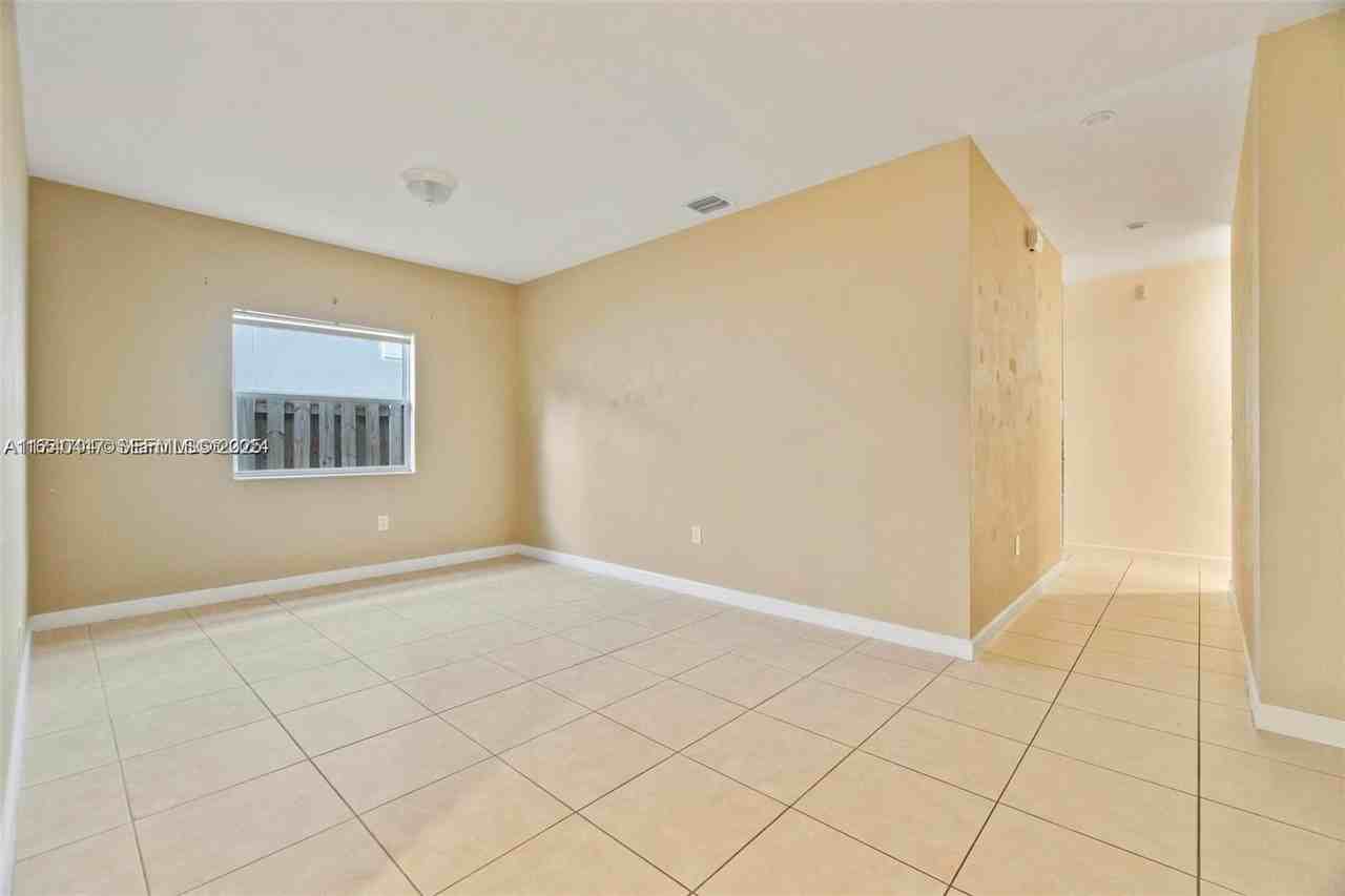 2849 Northeast 1st Drive - Photo 5 of 39
