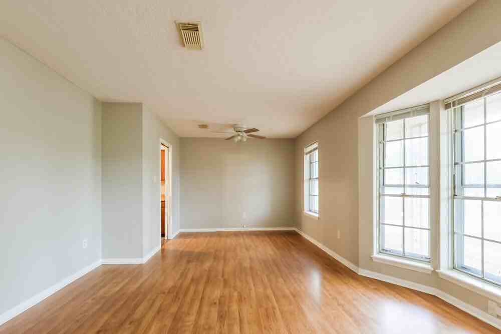 200 Montrose Cir - Photo 3 of 16