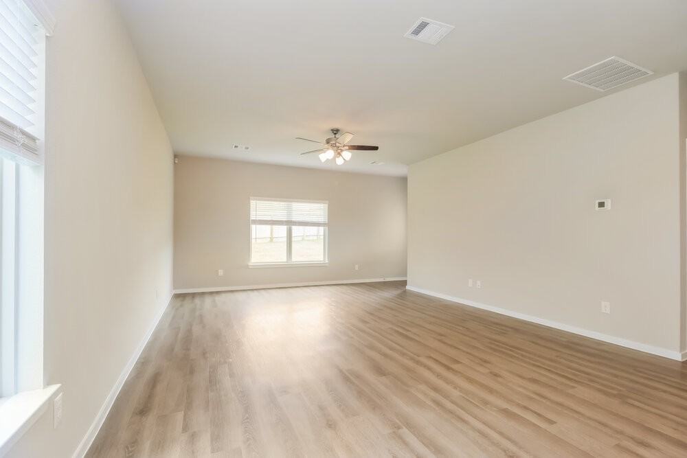 567 Dalloway St - Photo 4 of 17