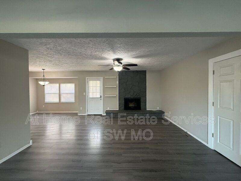 4050 S Ridgecrest Dr - Photo 3 of 14