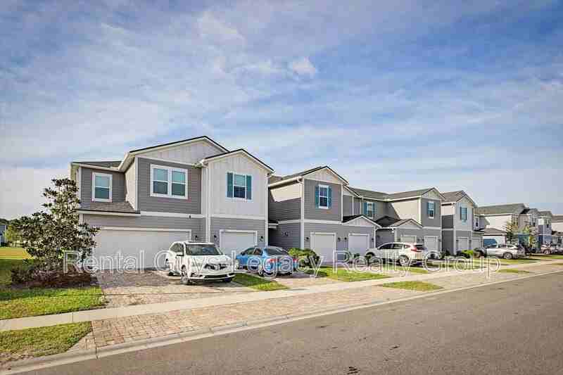 300 Brandon Lakes Dr - Photo 2 of 29