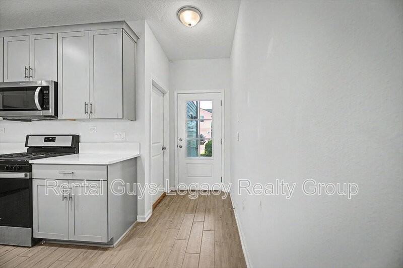 300 Brandon Lakes Dr - Photo 4 of 29