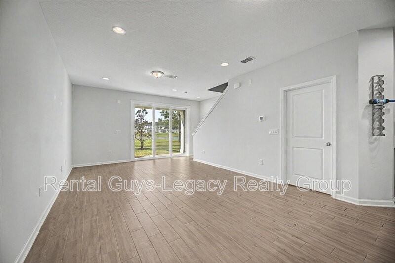 300 Brandon Lakes Dr - Photo 5 of 29