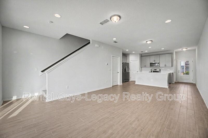 300 Brandon Lakes Dr - Photo 6 of 29