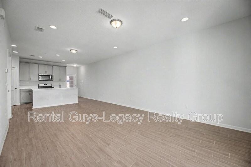 300 Brandon Lakes Dr - Photo 7 of 29