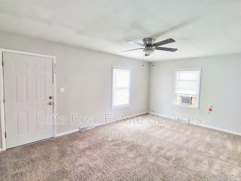 305 N Grove Ter - Photo 4 of 10