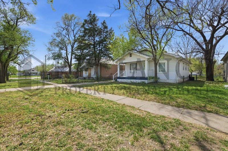 811 S Hiram St - Photo 3 of 40