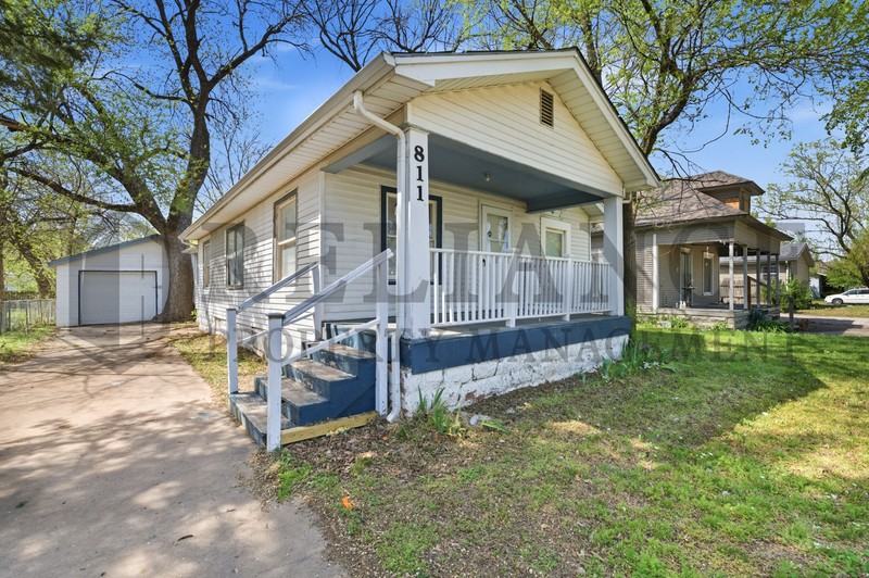 811 S Hiram St - Photo 4 of 40