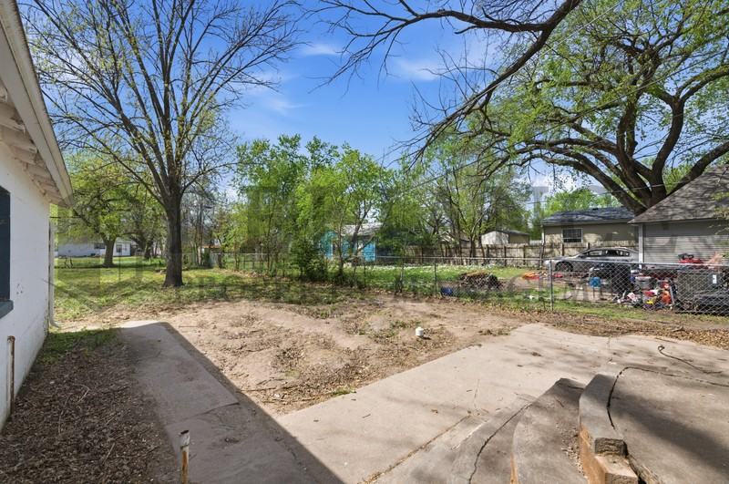 811 S Hiram St - Photo 7 of 40