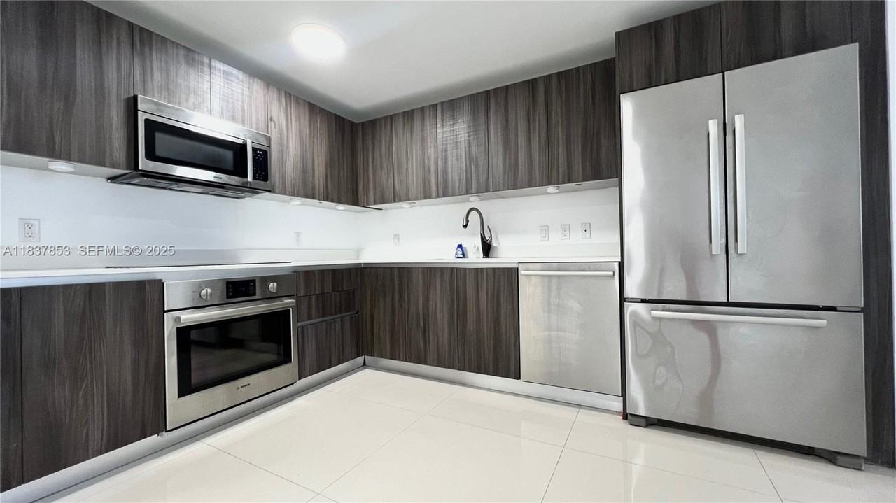 488 Northeast 18th Street #405 - Photo 2 of 29