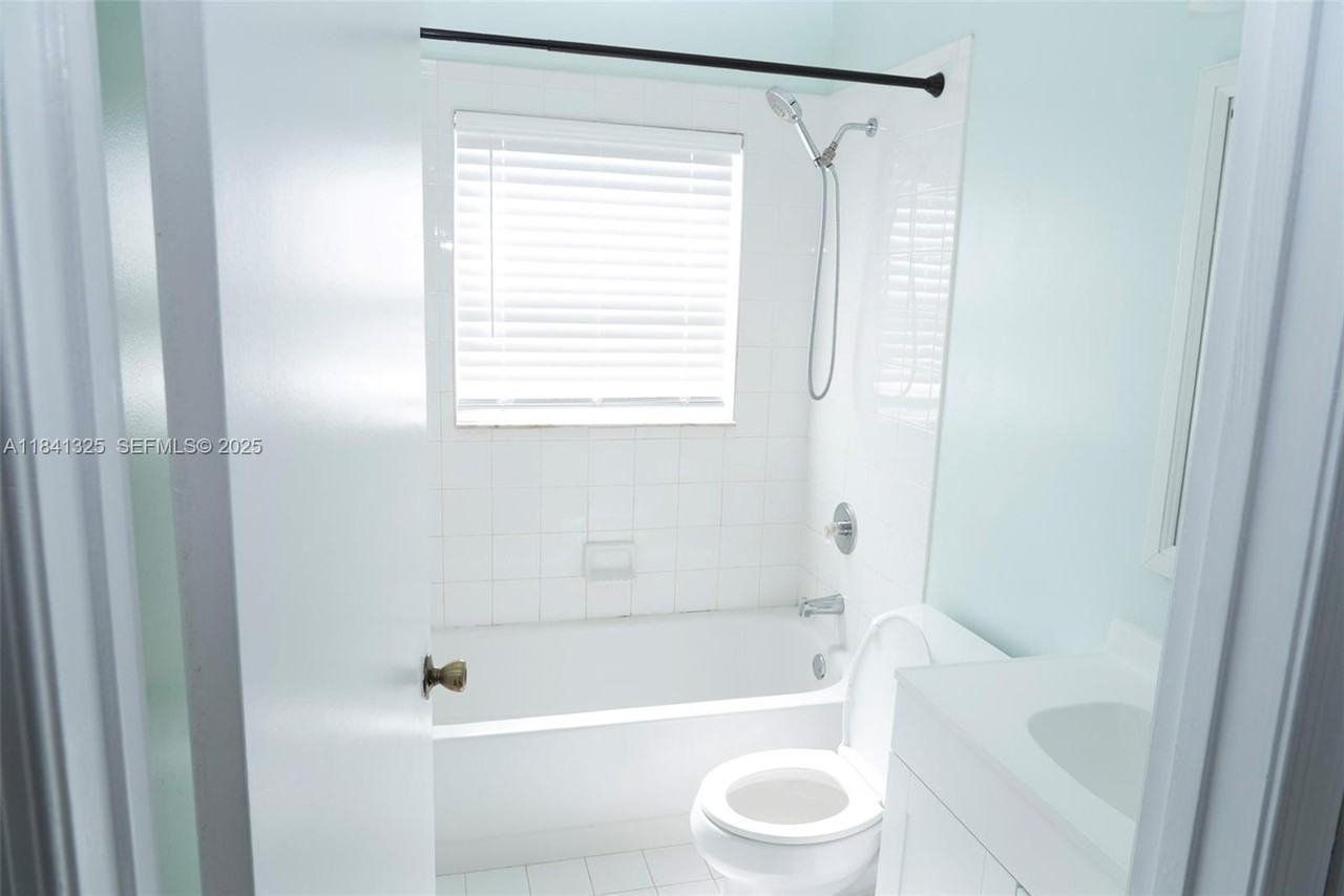 9012 Southwest 20th Place - Photo 5 of 30