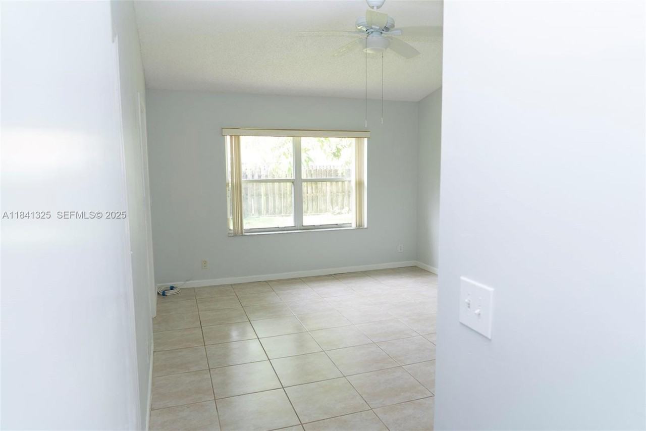 9012 Southwest 20th Place - Photo 4 of 30