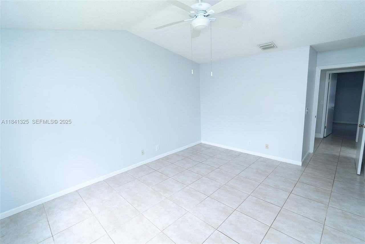 9012 Southwest 20th Place - Photo 7 of 30