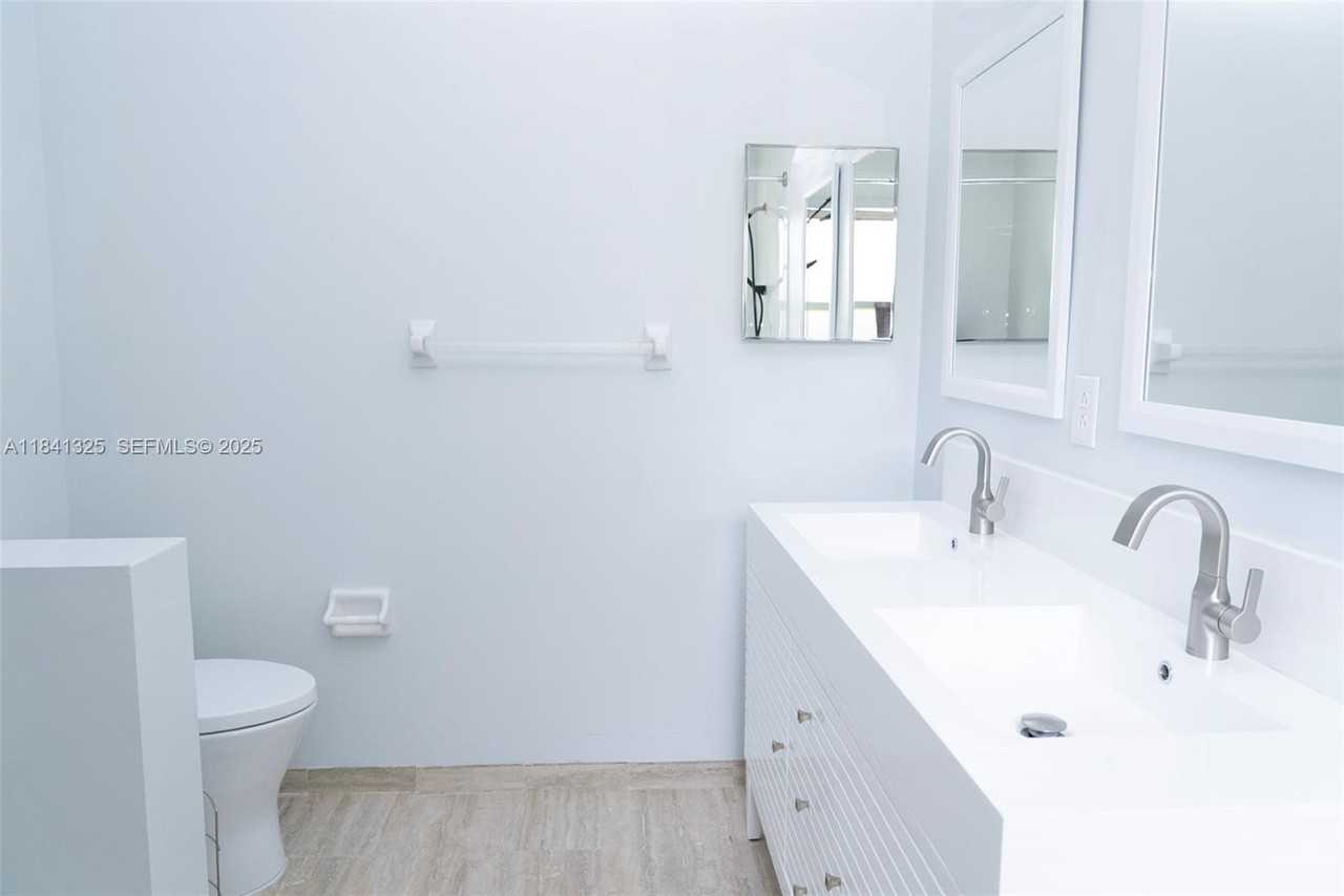 9012 Southwest 20th Place - Photo 6 of 30