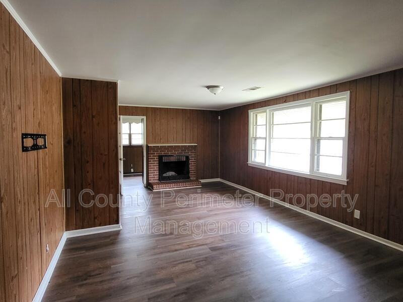 490 Hall St - Photo 2 of 11