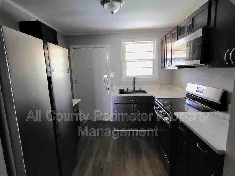 490 Hall St - Photo 3 of 11