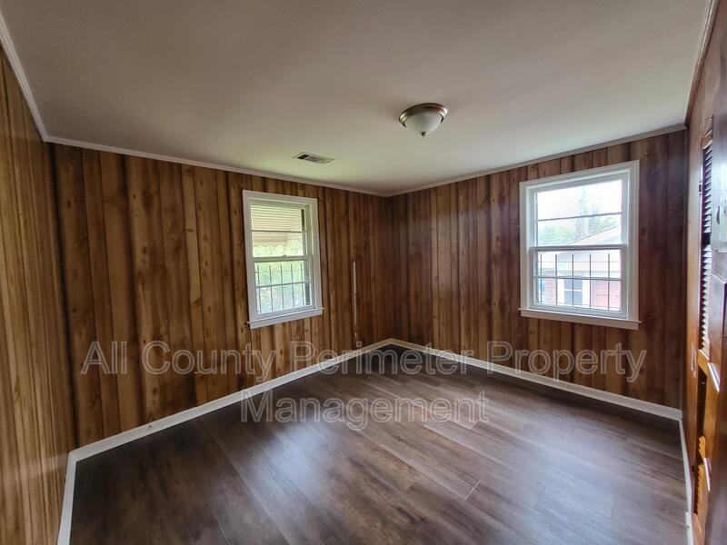 490 Hall St - Photo 4 of 11