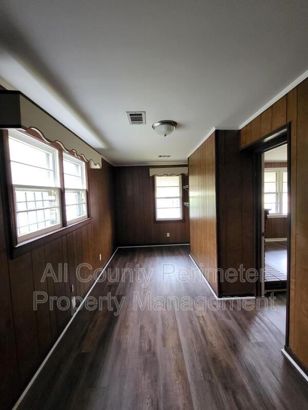 490 Hall St - Photo 7 of 11