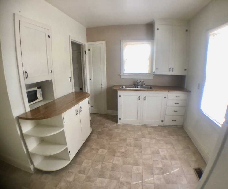 909 Douglas - Photo 2 of 19