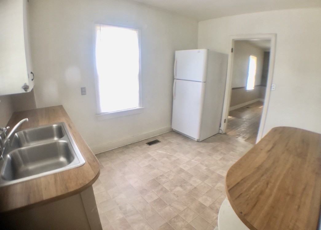 909 Douglas - Photo 4 of 19