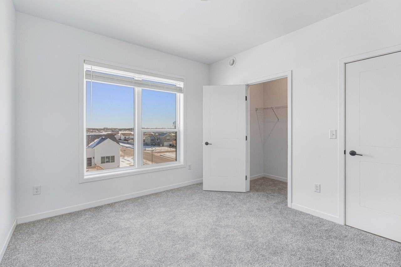 2465 62nd Avenue South - Photo 5 of 50