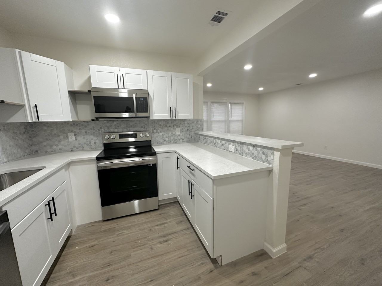 5934 Victor Street - Photo 3 of 24
