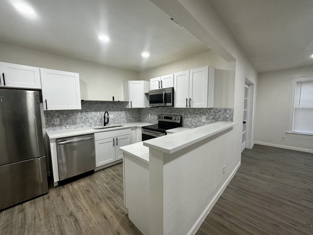 5934 Victor Street - Photo 4 of 24
