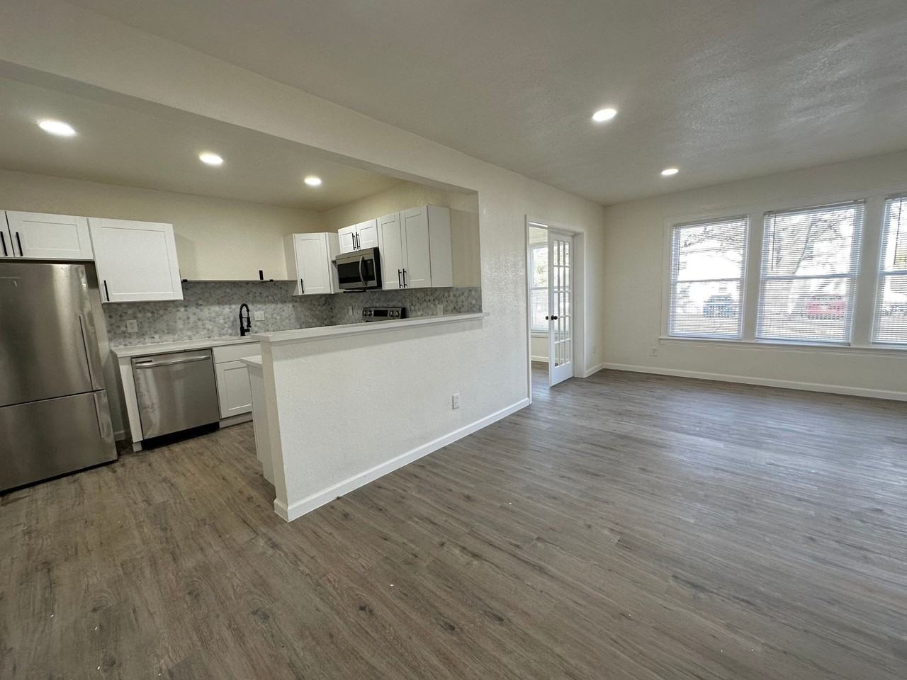 5934 Victor Street - Photo 5 of 24