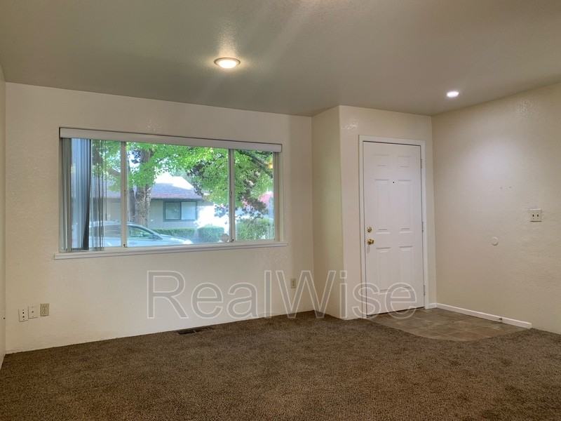 249 Sw Rogue River Ave #D - Photo 2 of 16