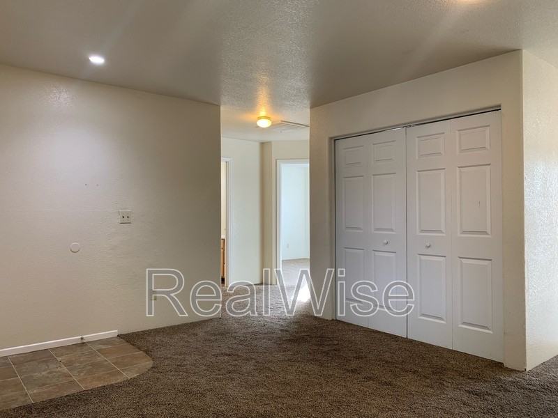 249 Sw Rogue River Ave #D - Photo 3 of 16