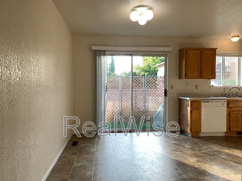 249 Sw Rogue River Ave #D - Photo 4 of 16